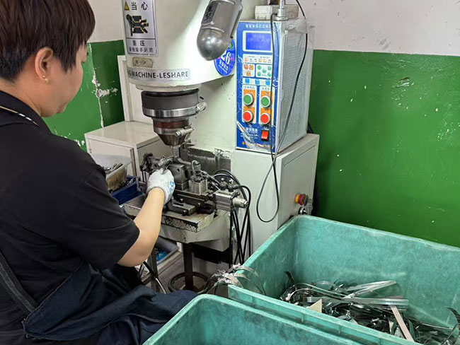 constant torque hose clamps machine